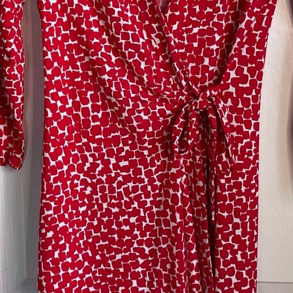 BCBGMaxAzria Faux Wrap Dress NWOT Abstract Red White V-Neck Stretch Sz S Career - Picture 3 of 8